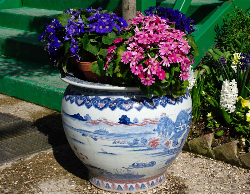 Even the pots reflect his tastes in oriental art - that's authenticity - Giverny - Monet's Garden