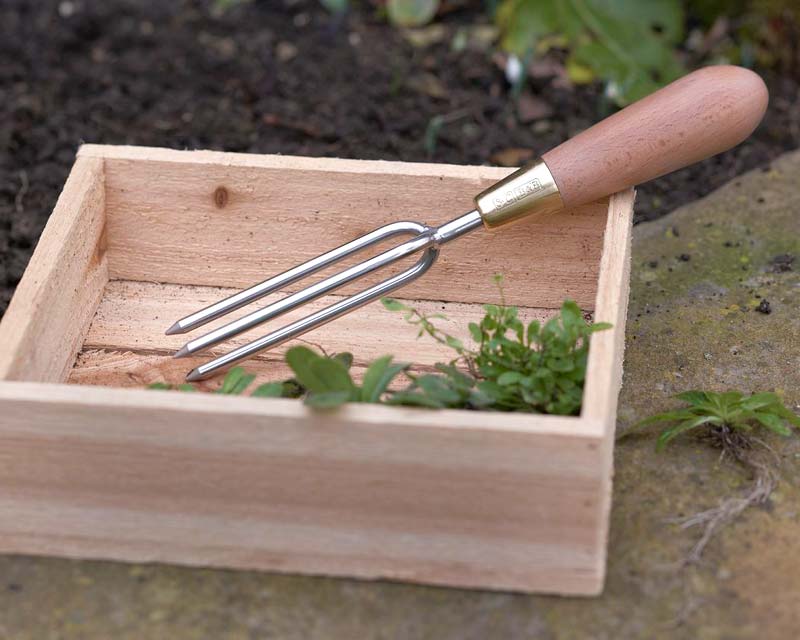 The Sophie Conran Weeder comes in an elegant Presentation Box making if perfect for a gift