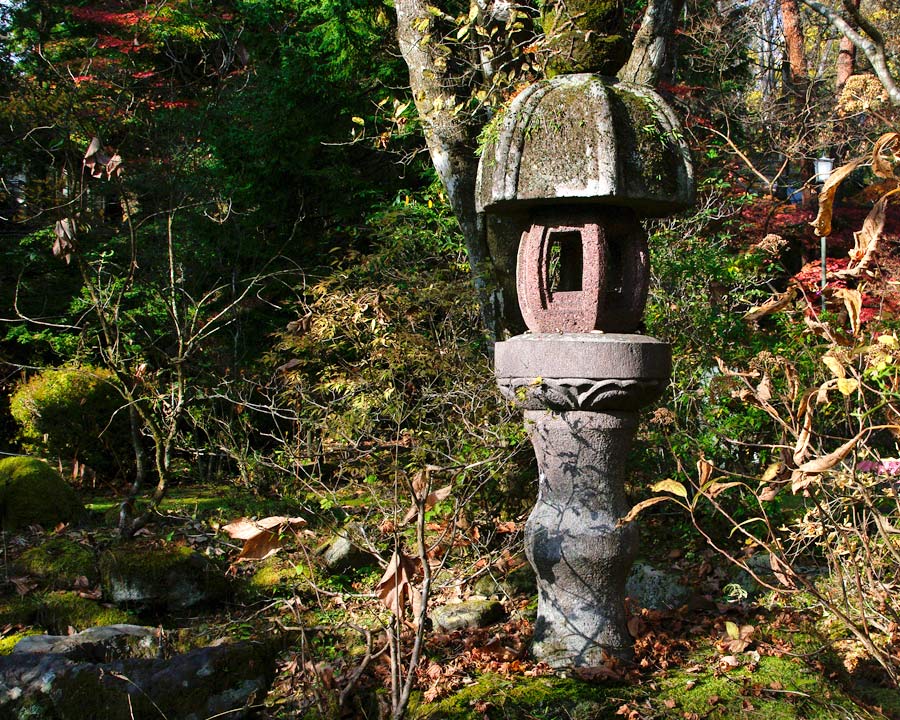 Shoyoen Garden - Stone pedestal lantern