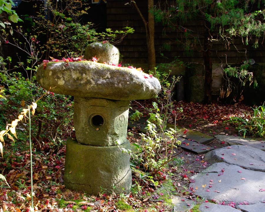Shoyoen Garden - another stone lantern