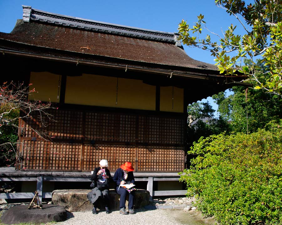 Isuien Garden - A bench outside the Tea House allows visitors to rest and enjoy the view