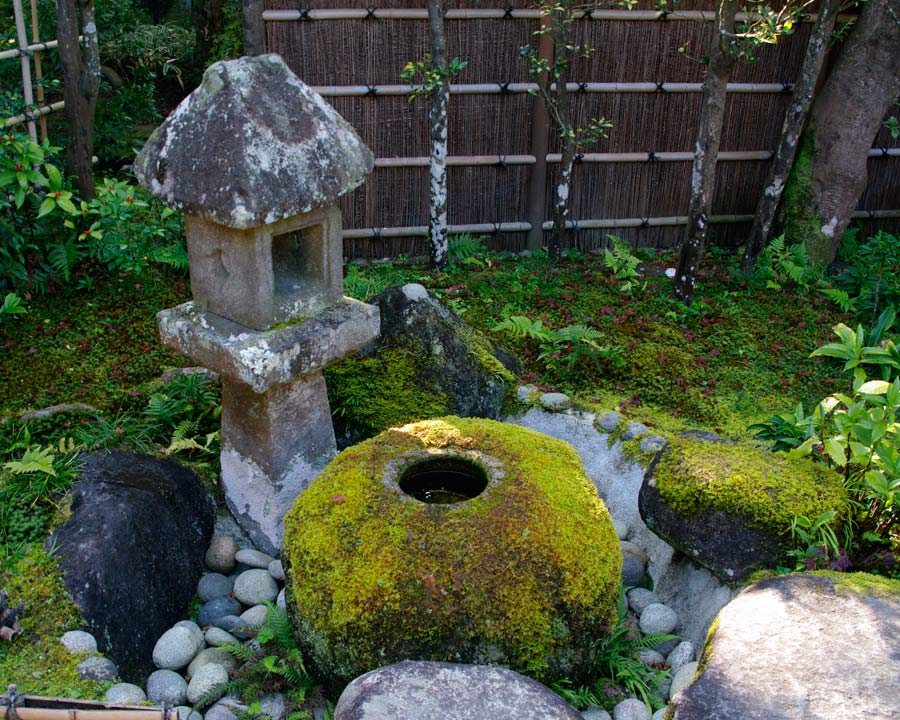 Isuien Garden - Lantern and water basin between the front and back gardens