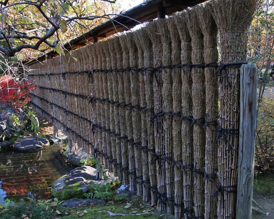 Hemiji Koko-en, Garden of Nine Rooms - Bamboo fencing between some gardens
