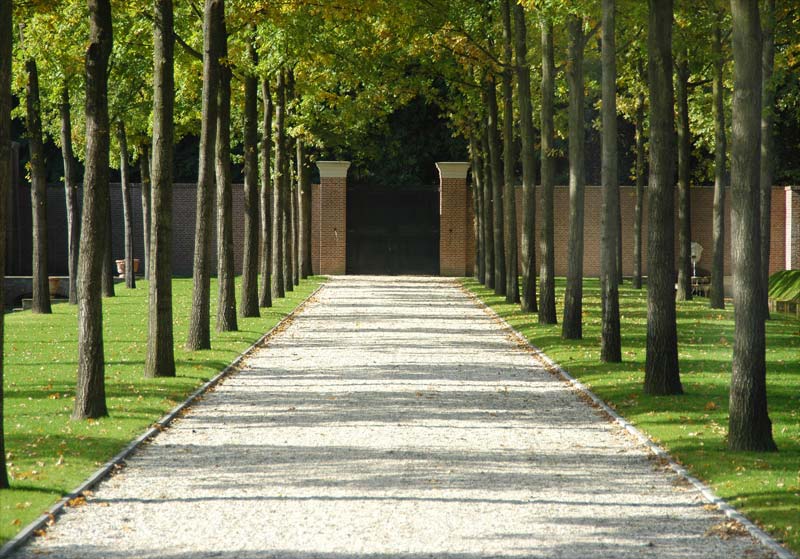 Recently restored, quiet paths, walls and gates. - photos supplied by Palace Het Loo