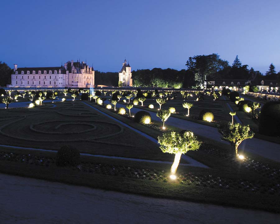 Diane de Poitier garden all set for nocturnal walks visitors. - Chateau de Chenonceau