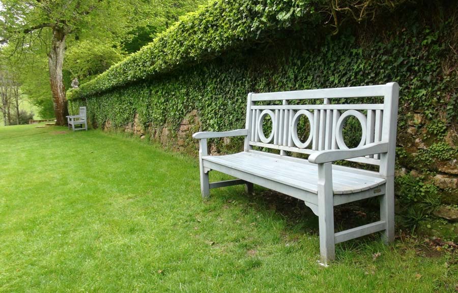 white bench - Les Jardins du Manoir d'Eyrignac